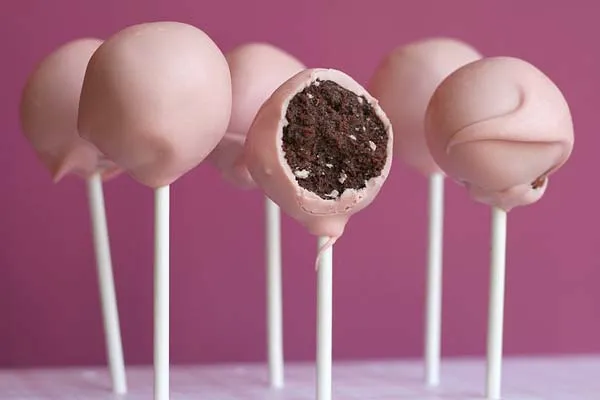 Lupakan Cokelat Buat 14 Februari. Mending Kasih Dia 22 Cake Pops Ini! 24