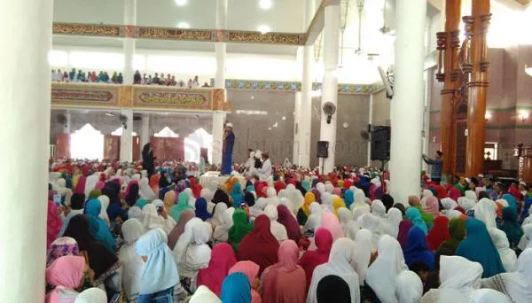 Duh Bang Uus, Ngapain Sih Bilang Cewek Berhijab Gak Boleh Nonton K-Pop? Jadi Bikin Kita Makin Cinta :))) 11