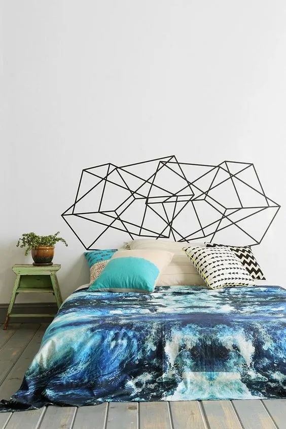 Cuma Bermodal Isolasi Biasa yang Murah, 10 Wall Art Ini Bisa Kamu Bikin Sendiri di Rumah! 14