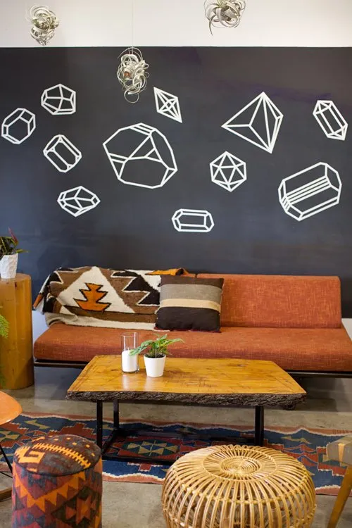 Cuma Bermodal Isolasi Biasa yang Murah, 10 Wall Art Ini Bisa Kamu Bikin Sendiri di Rumah! 15