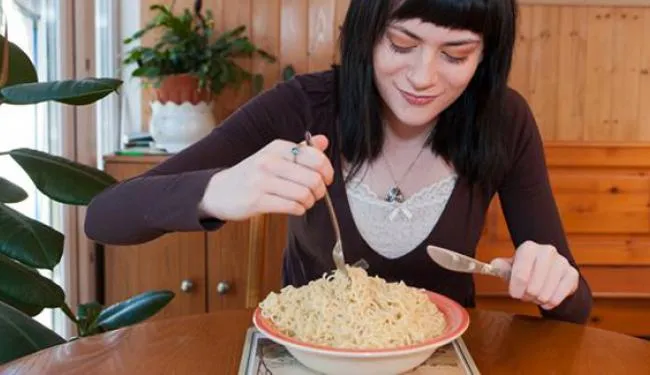7 Fakta Ini Bakal Bikin Kamu Nggak Lagi-Lagi Sering Makan Mie Instan Campur Nasi 10