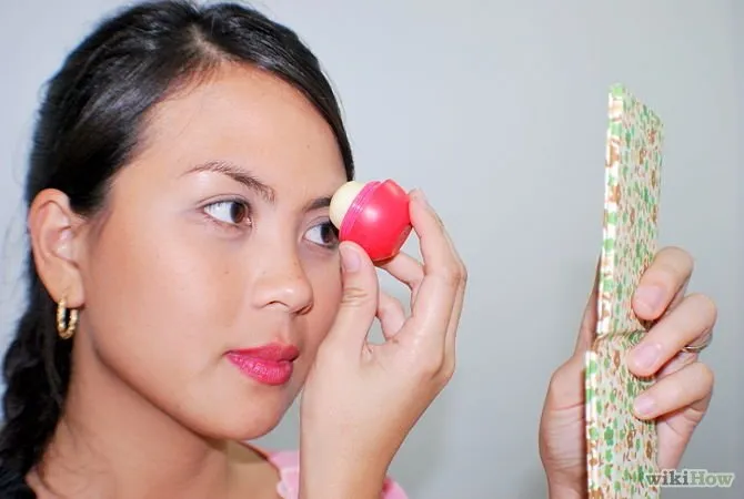 Kamu Suka Pakai Lip Balm Tiap Hari? Mesti Tahu 10 Manfaat yang Sangat Membantu Ini! 13