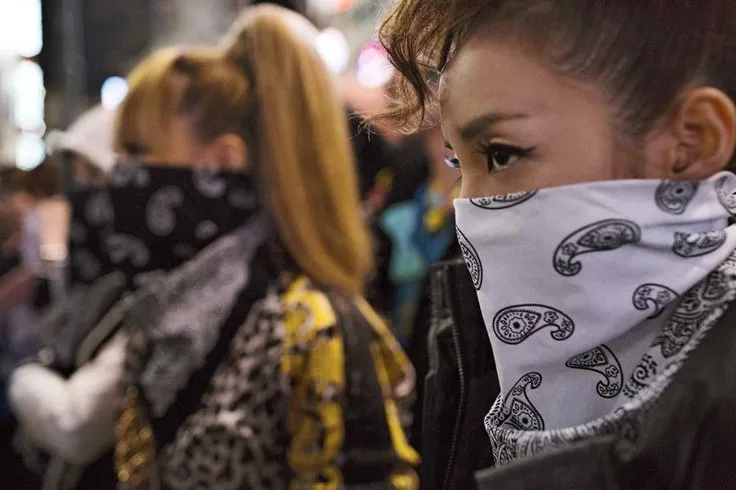 Takut Kena Polusi Atau Aslinya Emang Pemalu? Ini 8 Alasan Dibalik Kebiasaanmu Pakai Masker Penutup Wajah 11