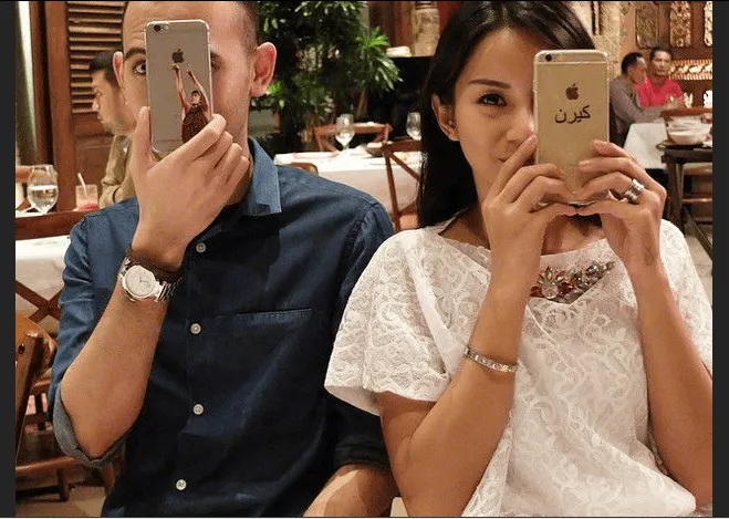 Foto Bersama Pasangan Tak Harus Selalu Mesra. 10 Inspirasi Foto Lucu Ini Justru Bikin Kamu dan Dia Makin Saling Cinta 19