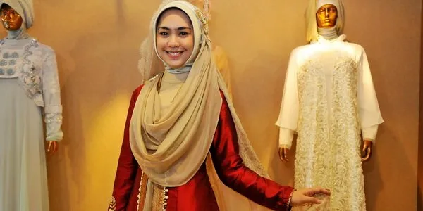 8 Inspirasi Jilbab Syar'i Untukmu, Calon Pengantin Yang Sedang Berbahagia. 13