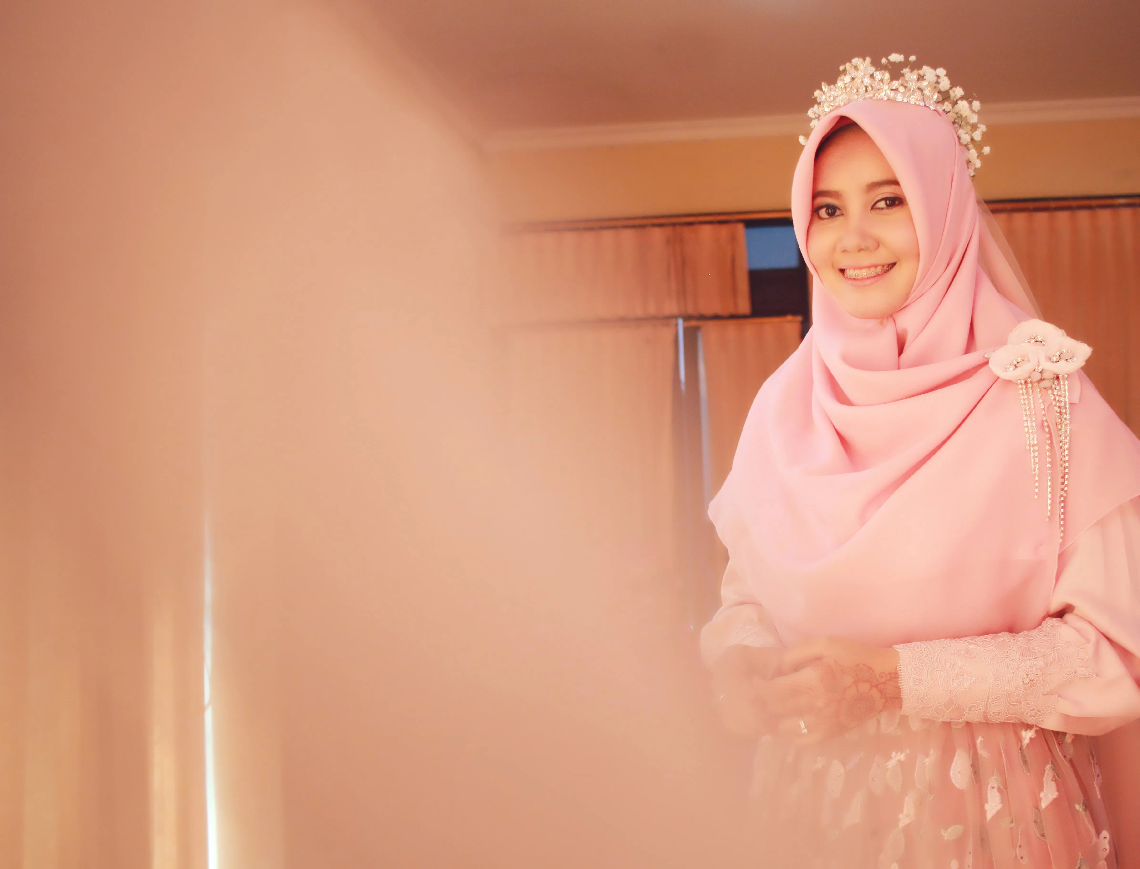 9 Inspirasi Jilbab Simpel nan Elegan, Untukmu Calon Pengantin Yang Ingin Tampil Menawan 12