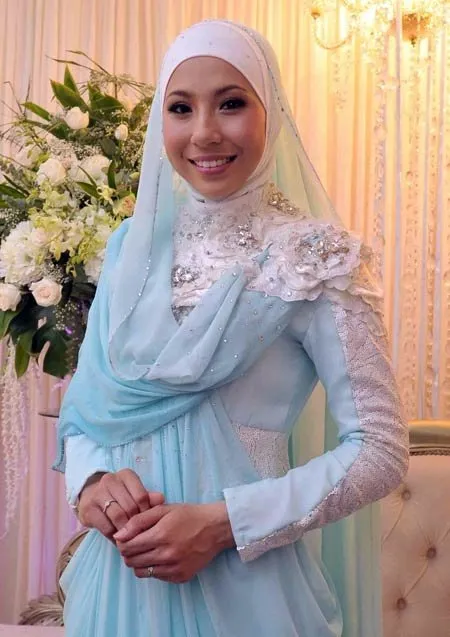 8 Inspirasi Jilbab Syar'i Untukmu, Calon Pengantin Yang Sedang Berbahagia. 11