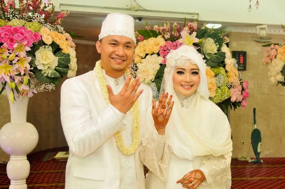8 Inspirasi Jilbab Syar'i Untukmu, Calon Pengantin Yang Sedang Berbahagia. 9