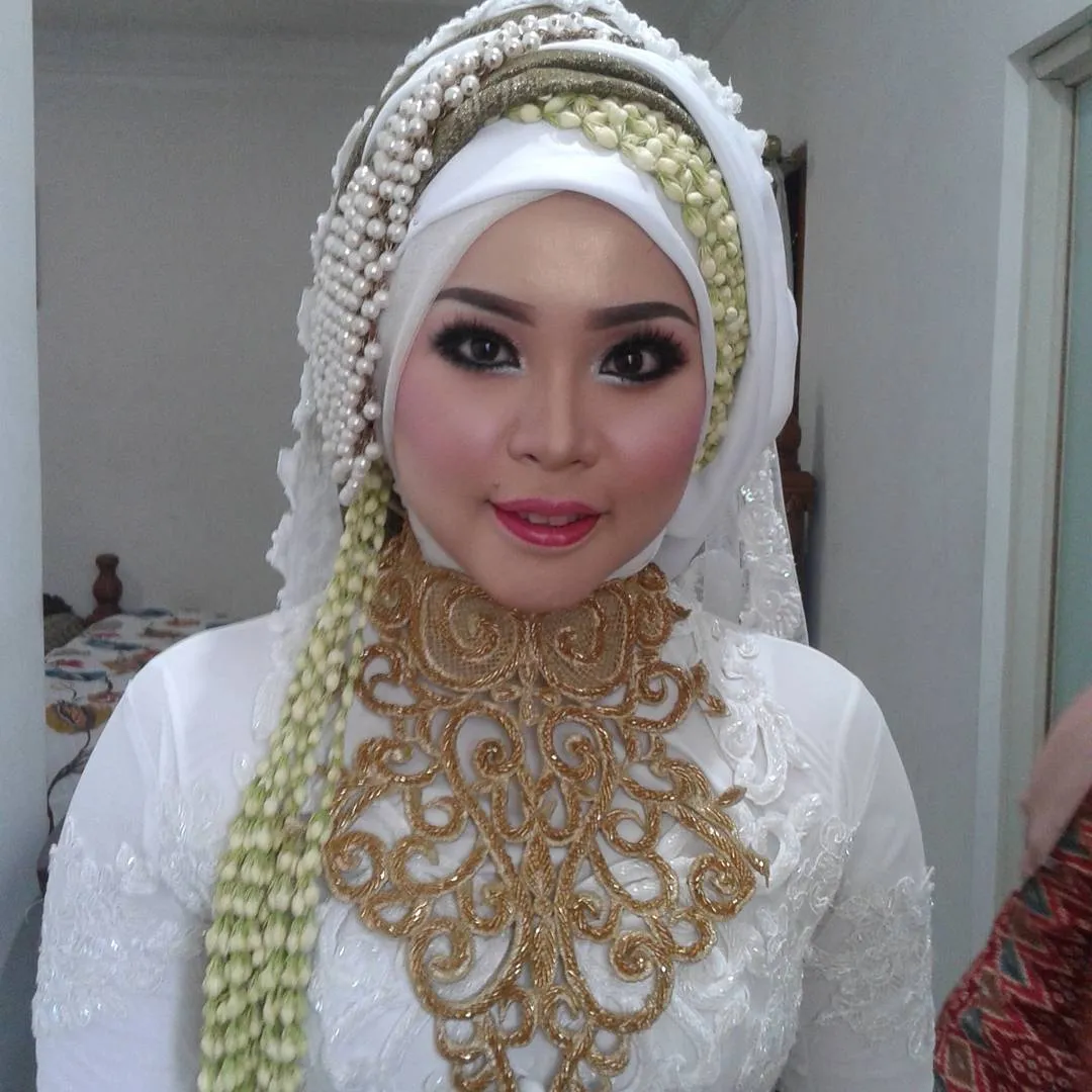 9 Inspirasi Jilbab Simpel nan Elegan, Untukmu Calon Pengantin Yang Ingin Tampil Menawan 10