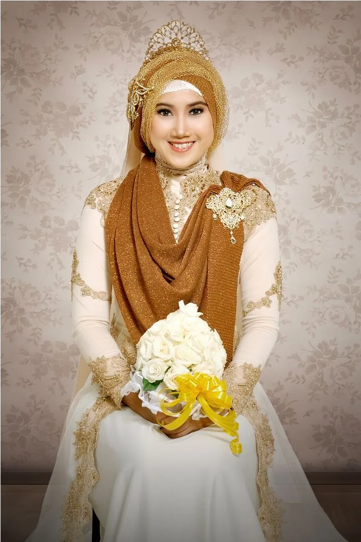 8 Inspirasi Jilbab Syar'i Untukmu, Calon Pengantin Yang Sedang Berbahagia. 10
