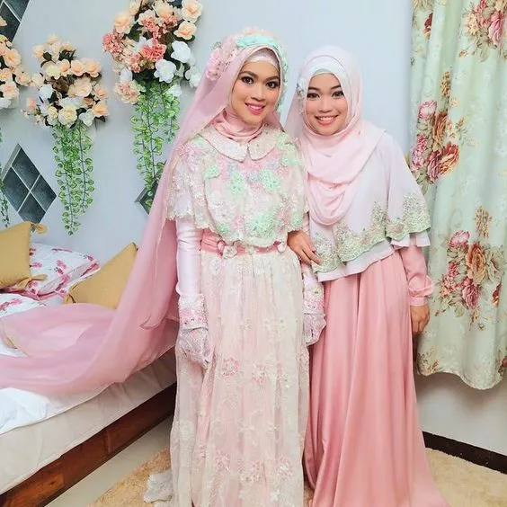 8 Inspirasi Jilbab Syar'i Untukmu, Calon Pengantin Yang Sedang Berbahagia. 14