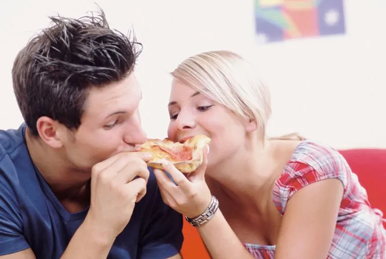 7 Alasan Kenapa Pasangan yang Sama-sama Doyan Makan Itu...Spesial :D 12