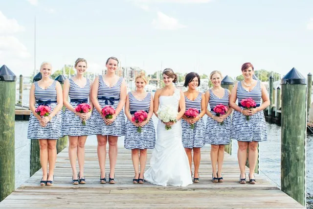 12 Inspirasi Gaun Bridesmaid Ini Cocok Kamu Berikan Untuk Sahabat yang Selalu Setia. Karena Pernikahanmu Juga Hari Bahagia Bagi Mereka 15