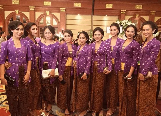 12 Inspirasi Gaun Bridesmaid Ini Cocok Kamu Berikan Untuk Sahabat yang Selalu Setia. Karena Pernikahanmu Juga Hari Bahagia Bagi Mereka 18