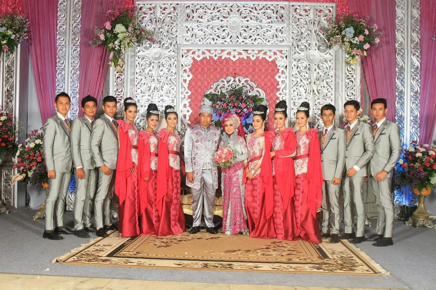 12 Inspirasi Gaun Bridesmaid Ini Cocok Kamu Berikan Untuk Sahabat yang Selalu Setia. Karena Pernikahanmu Juga Hari Bahagia Bagi Mereka 16