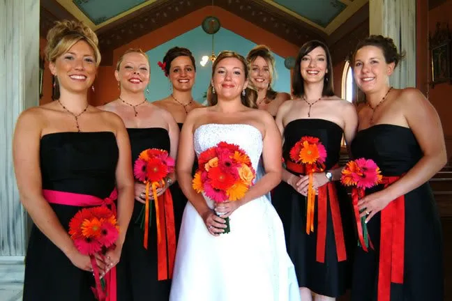 12 Inspirasi Gaun Bridesmaid Ini Cocok Kamu Berikan Untuk Sahabat yang Selalu Setia. Karena Pernikahanmu Juga Hari Bahagia Bagi Mereka 19