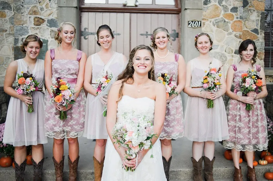 12 Inspirasi Gaun Bridesmaid Ini Cocok Kamu Berikan Untuk Sahabat yang Selalu Setia. Karena Pernikahanmu Juga Hari Bahagia Bagi Mereka 13
