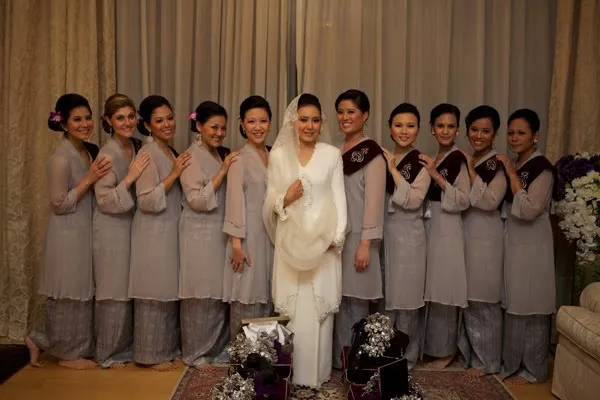 12 Inspirasi Gaun Bridesmaid Ini Cocok Kamu Berikan Untuk Sahabat yang Selalu Setia. Karena Pernikahanmu Juga Hari Bahagia Bagi Mereka 22
