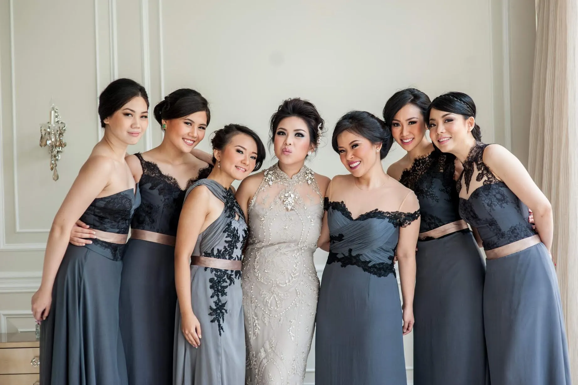 12 Inspirasi Gaun Bridesmaid Ini Cocok Kamu Berikan Untuk Sahabat yang Selalu Setia. Karena Pernikahanmu Juga Hari Bahagia Bagi Mereka 14