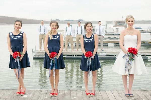 12 Inspirasi Gaun Bridesmaid Ini Cocok Kamu Berikan Untuk Sahabat yang Selalu Setia. Karena Pernikahanmu Juga Hari Bahagia Bagi Mereka 12