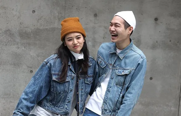Foto Bersama Pasangan Tak Harus Selalu Mesra. 10 Inspirasi Foto Lucu Ini Justru Bikin Kamu dan Dia Makin Saling Cinta 16