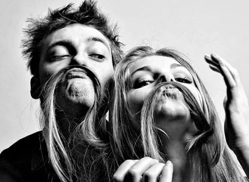 Foto Bersama Pasangan Tak Harus Selalu Mesra. 10 Inspirasi Foto Lucu Ini Justru Bikin Kamu dan Dia Makin Saling Cinta 18