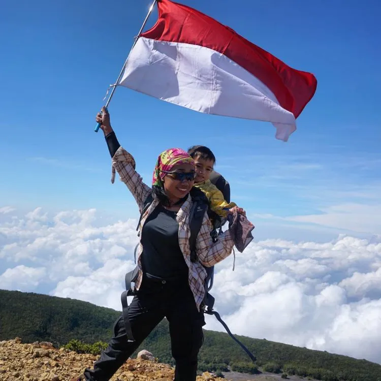 Petualangan Mom dan Max, Ibu dan Anak yang Menjelajah 15 Gunung. Kisah Inspiratif Untuk Anak Muda Indonesia! 14