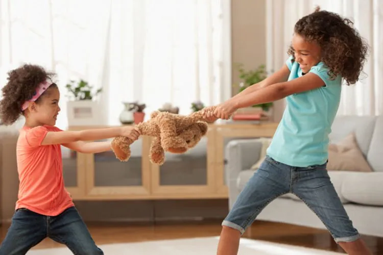 Meski Waktu Kecil Sering Berantem Sama Saudara, Tapi Merekalah Orang Terdekatmu Setelah Dewasa 13