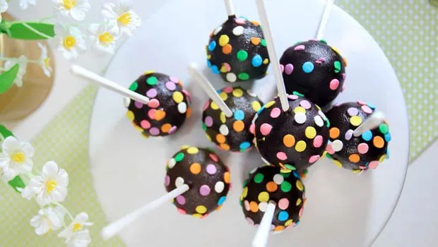 Lupakan Cokelat Buat 14 Februari. Mending Kasih Dia 22 Cake Pops Ini! 27