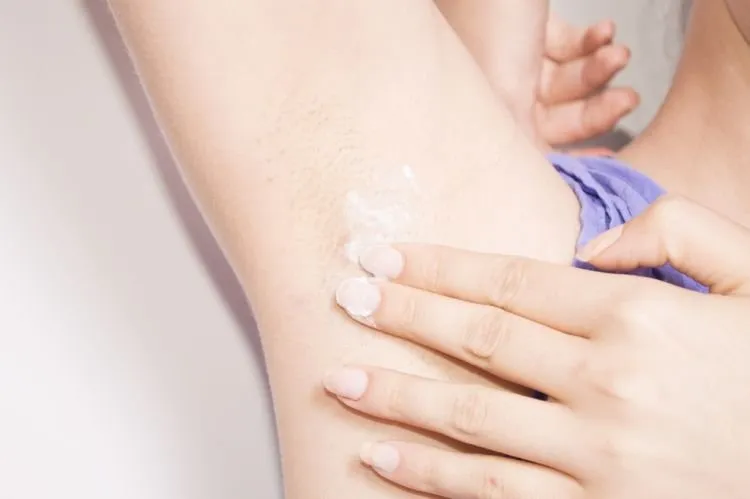 Buatmu yang Suka Pakai Bedak Bayi Buat Muka, Udah Tahu Belum 11 Kegunaan Lainnya? 17