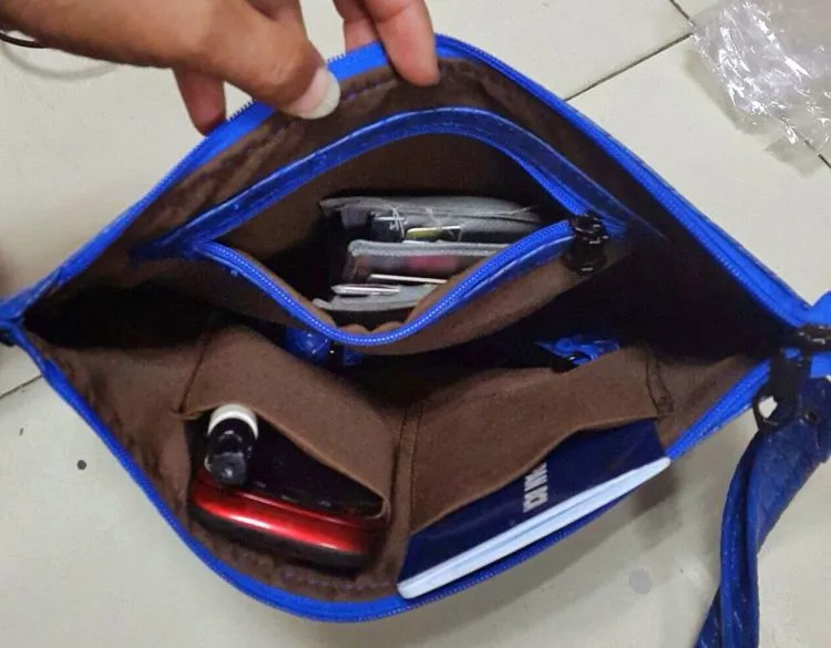 9 Tipe Kepribadian Cewek Berdasarkan Barang yang Selalu Ada di Dalam Tasnya 10