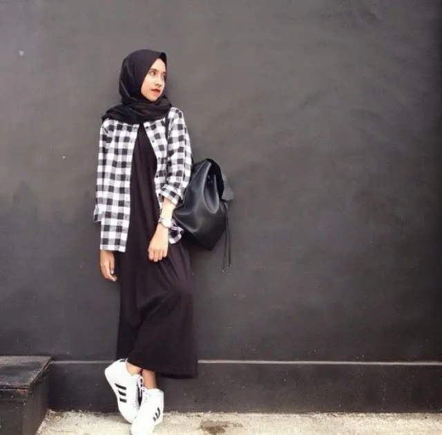 Tanpa Harus Terlalu Girly, Kamu yang Tomboy Bisa Tampil Keren Dengan 8 Gaya Kemeja Ini! 11