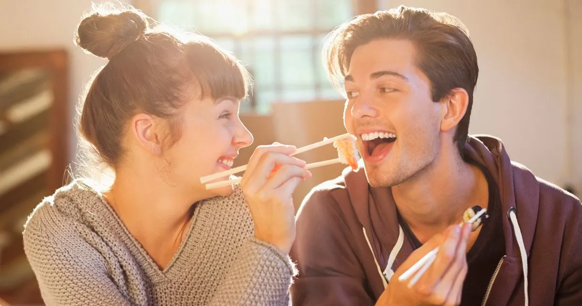 7 Alasan Kenapa Pasangan yang Sama-sama Doyan Makan Itu...Spesial :D 9