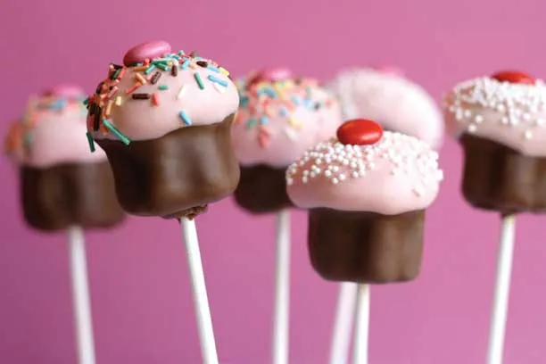 Lupakan Cokelat Buat 14 Februari. Mending Kasih Dia 22 Cake Pops Ini! 25