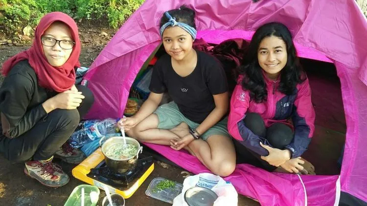 Girls, Mulai Sekarang Jangan Takut Mendaki Gunung! Aman Kok Asal Tips Pendakian Ini Kamu Perhatikan! 12