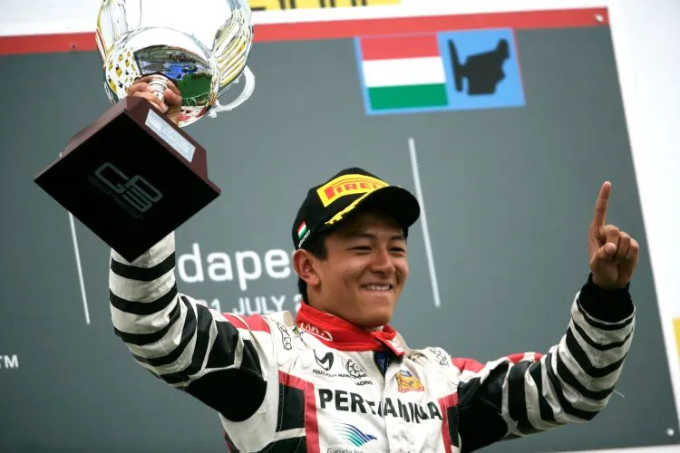 Resmi Masuk Formula 1 Setelah 16 Tahun Berjuang: Selamat ya Rio Haryanto, Calon Imam Kita Bersama! 6