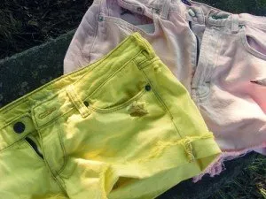 Biar Nggak Dibilang Pakai Baju Itu-itu Aja, 10 Trik Ini Patut Kamu Coba 16