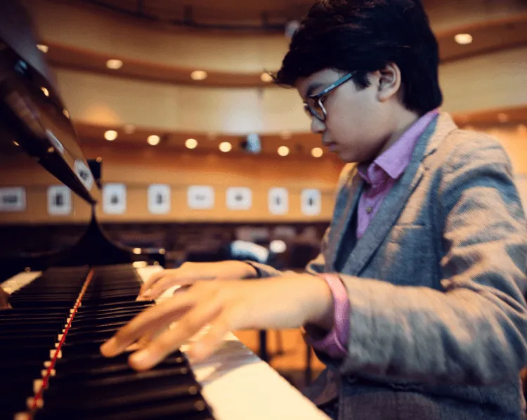 Sama-sama Pengen Go Internasional, Ini 8 Perbedaan Antara Agnezmo dan Joey Alexander 8
