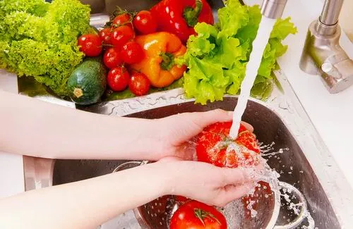 Kita Sering Meremehkan 5 Kebiasaan di Dapur Ini. Padahal Demi Kesehatan, Mengubahnya Penting Sekali! 6