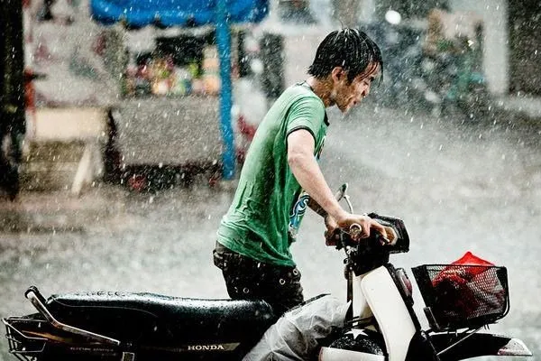 Cowok yang Naik Motor Memang Tak Tawarkan Kemewahan, tapi Ia Jelas Layak Kamu Perjuangkan 9
