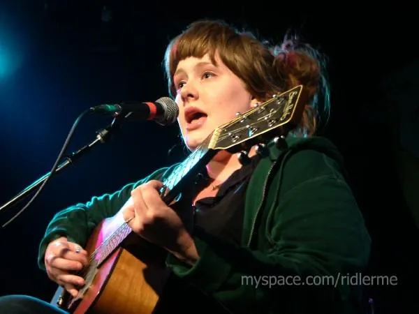 Bukan Cuma Lagunya yang Jadi Soundtrack Baper. 15 Hal Ini Bikin Adele Layak Jadi Role Model Kita 18