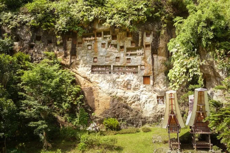 Bukannya Bikin Kamu Bergidik Ketakutan, Wisata Kematian Tana Toraja Justru Bikin Kamu Terpesona! Datang dan Buktikan Deh! 12