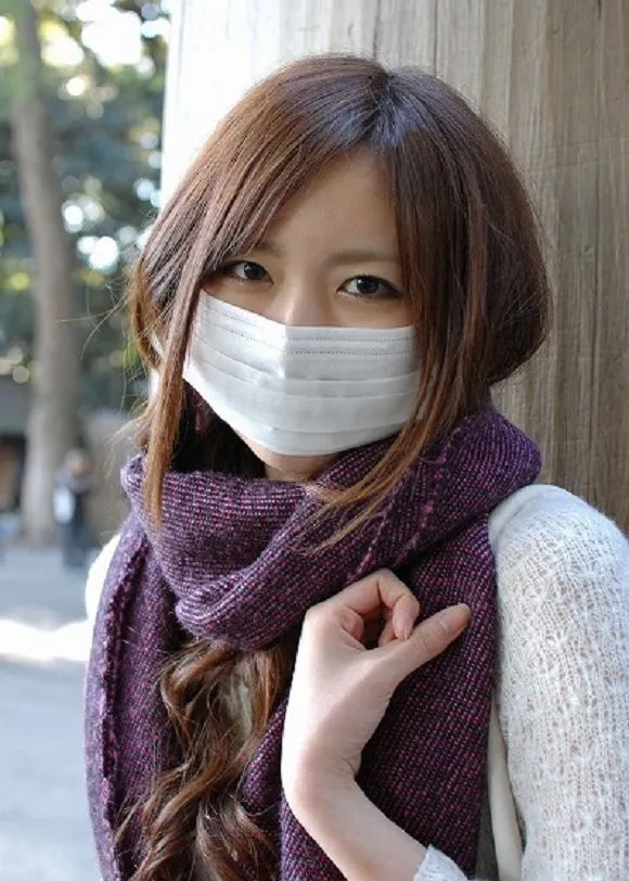 Takut Kena Polusi Atau Aslinya Emang Pemalu? Ini 8 Alasan Dibalik Kebiasaanmu Pakai Masker Penutup Wajah 12