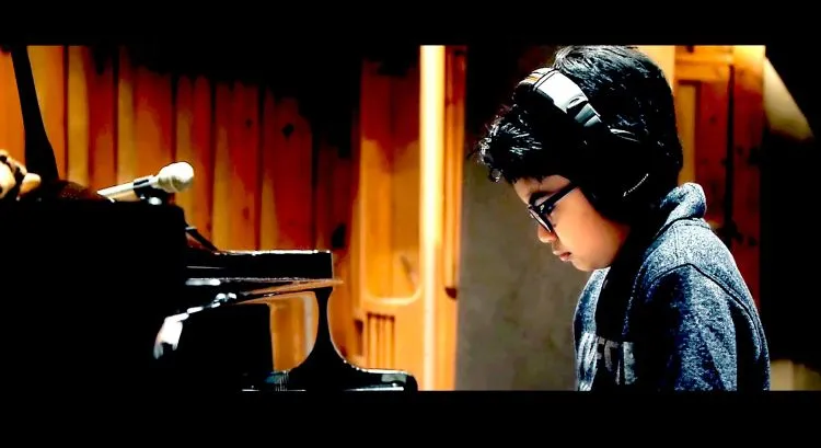 Sama-sama Pengen Go Internasional, Ini 8 Perbedaan Antara Agnezmo dan Joey Alexander 13