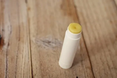 Kamu Suka Pakai Lip Balm Tiap Hari? Mesti Tahu 10 Manfaat yang Sangat Membantu Ini! 18