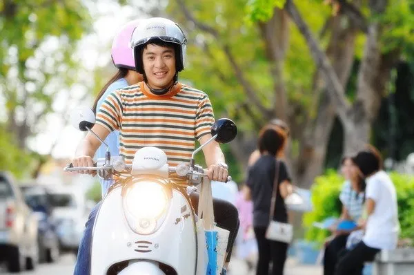 Cowok yang Naik Motor Memang Tak Tawarkan Kemewahan, tapi Ia Jelas Layak Kamu Perjuangkan 11