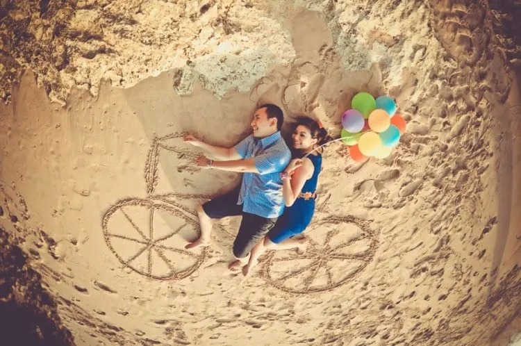 Foto Bersama Pasangan Tak Harus Selalu Mesra. 10 Inspirasi Foto Lucu Ini Justru Bikin Kamu dan Dia Makin Saling Cinta 22