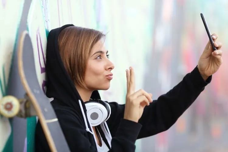 8 Tips Jitu Menghadapi Teman yang Balas Chatnya Lama. Daripada Bete, Yuk Coba! 11