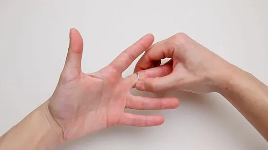 Kamu Suka Pakai Lip Balm Tiap Hari? Mesti Tahu 10 Manfaat yang Sangat Membantu Ini! 19