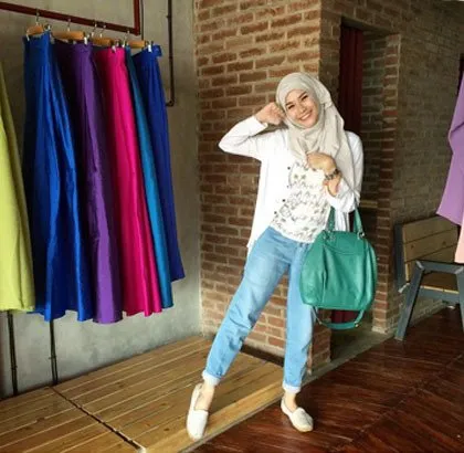 Buat Kamu yang Mulai Belajar Berhijab, 10 Inspirasi Gaya Berbusana Zaskia Adya Mecca Ini Bisa Kamu Tiru 17